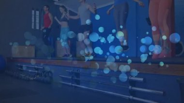 Grup platforma çıkıyor. Animasyon zamanlayıcı çalıştırıyor. Senkronize ip atlama düzeninde. Fitness, egzersiz, koordinasyon, ritim, atletik, antrenman, aerobik