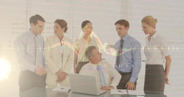 Meslektaşlar raporlara işaret ederken, iş dünyasının animasyon dalga formu kaplamasında dizüstü bilgisayara tıklayan yönetici. İşbirliği, takım çalışması, veri analizi, liderlik, profesyonel, ofis, içgörü