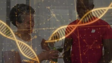 Kadın araştırmacı elinde numune şişesi tutuyor ve holografik DNA 'yı inceleyen erkek araştırmacı olarak döndürüyor. Genetik, biyoteknoloji, laboratuvar, bilimsel, yenilik, işbirliği, fütürist