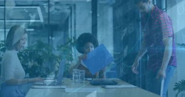 Mavi rapor klasörünü takım üyesine uzatan adam iş raporunu inceliyor. İşbirliği, takım çalışması, analitik, profesyonellik, modernlik, tartışma, beyin fırtınası