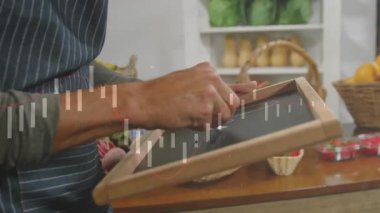 Küçük tahtaya tebeşirle yazı yazmak taze sebze reklamı yapmak için tabela hazırlamak. El işi, market tezgahı, zanaatkar, kırsal, taze ürün, tabela, girişimci