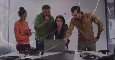 Dron projesinde çalışan dört iş arkadaşı dizüstü bilgisayarda blazer dizayn dosyasında kadın olarak çalışıyor. İşbirliği, yenilik, takım çalışması, teknoloji, beyin fırtınası, ofis, dijital