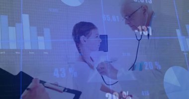 Kıdemli doktor çocuğun göğsüne steteskop yerleştirirken asistan tablolarla kayıt yapıyor. Sağlık personeli, sağlık hizmetleri, klinik, tanı, yenilik, analiz, takım çalışması