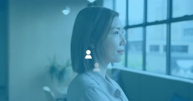 Yönetici ızgara penceresine bakıyor, kullanıcı profili simgesinin ortaya çıkışını izliyor, sonra çoğalıyor, zayıflıyor. Profesyonel, ağ oluşturma, dijital, yenilik, modern, kurumsal, teknoloji