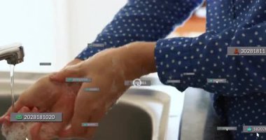 Kadın elini lavabonun altına sokuyor, sabun ovuyor köpük yapıyor sonra da el temizliği için durulanıyor. Hijyen, temizlik, sterilizasyon, el bakımı, su akışı, yerli, her gün.