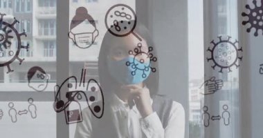 Başlangıçta camın arkasında duran kadın, kol kola girerken maskenin etrafında hareket eden sağlık simgeleri gibi. Sağlık, koruma, farkındalık, güvenlik, esneklik, kentsel, modern