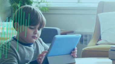 Çocuk tableti kaldırırken ve dokunmatik ekranı silerken veri tabloları ekranda öğrenme için canlandırma yapıyor. Teknoloji, eğitim, dijital, eğlence, yenilik, gençlik, ev