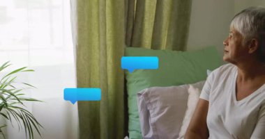 Yataktaki yaşlı kadın mavi sohbet baloncuklarının izini sürüyor ve teknolojiyle mesajlaşmaya başlıyor. Teknoloji, iletişim, dijital, rahatlama, dinginlik, modern, sağlık