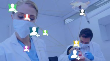 Diş asistanı dişçi olarak sondaya uzanıyor. Ağın animasyon simgeleriyle ağız inceliyor. Diş sağlığı, sağlık, tıbbi teknoloji, hasta odaklı, profesyonel, klinik, dijital sağlık