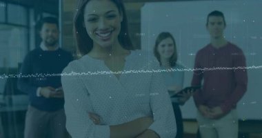 Akıllı telefonu tutan adam veri gönderiyor ve ofisteki teknoloji ekibinin arkasındaki dalga biçimini etkinleştiriyor. İşbirliği, yenilik, teknoloji, analitik, iletişim, profesyonel, modern