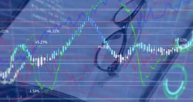 Masa başında kaybolan şeffaf kaplama, pazar eğilimlerini gösteren şamdan canlandırma grafiği üzerinde değişiyor. Maliye, ekonomi, yatırım, ticaret, analiz, teknoloji, üretkenlik