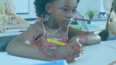 Öğrenci kurşun kalem vuruyor ve hafif çizimler yapıyor. Sonra da ders sırasında renkli kalem seçiyor. Çocuklar, eğitim, sınıf, yaratıcılık, odaklanma, öğrenme, okul