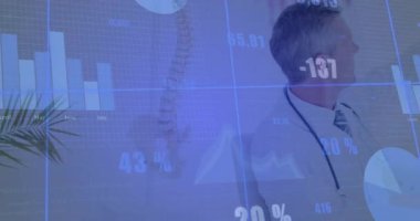 Veri örtüsü, doktorun klinik ölçümlerini güncelleyen holografik finans tablolarını analiz etmesini tetikliyor. Teknoloji, sağlık, analitik, yenilik, profesyonellik, fütüristik, veri görselleştirme