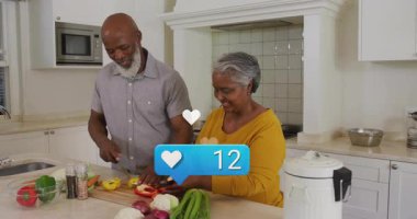 Yemek hazırlamak için biber doğrama ve düzenleme, sosyal medya sayacının yükselmesi. Mutfak, sağlık, yaşam tarzı, aile, tazelik, mutluluk, modern