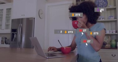 Mısır gevreği yiyen, dizüstü bilgisayarda yazan ve nişan için canlı ikonlar başlatan kadın içerikli yaratıcı. Dijital akış, sosyal medya, yaşam tarzı, rahat, canlı, iletişim, modern