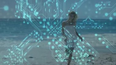 Kumsalda yürüyen bir kadın turkuaz turkuaz bir devre başlatıyor saç fırçalama teknolojisi ile örtüşüyor. Fütürist, dijital, yenilik, bağlantı, yaşam tarzı, minimalist, canlı