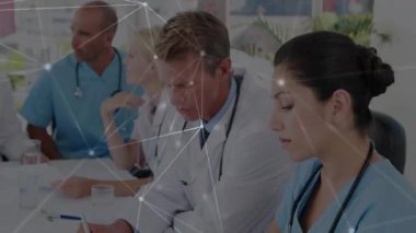 Doktor eğiliyor ve ekiple konuşuyor, hasta dosyalarını dijital ortamda sınıflandırıyor. Tıbbi, işbirliği, fütüristik, sağlık, analiz, takım çalışması, profesyonel