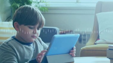 Çocuk oturma odasındaki kahve masasında mavi tableti tıklatırken animasyon veri yönlendirme analizini örtüyor. Eğitim, teknoloji, çocuk, odaklanma, dijital, analiz, modern