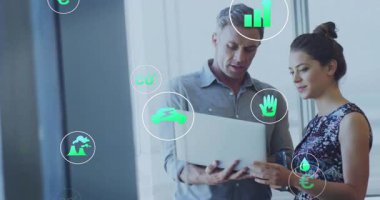 Pencere kenarındaki şirket arkadaşları, dizüstü bilgisayarları tıklayarak yeşil sürdürülebilirlik simgelerinin büyümesine neden oluyorlar. İş, yenilik, teknoloji, işbirliği, analitik, dijital, sürdürülebilirlik