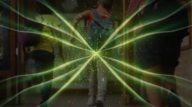 Sınıfın kapısından ayrılan yedi öğrenci yeşil enerji alanını kovalıyor ve koridor boyunca ışınlar saçıyor. Macera, arkadaşlık, gençlik, enerji, dinamizm, canlı, neşeli