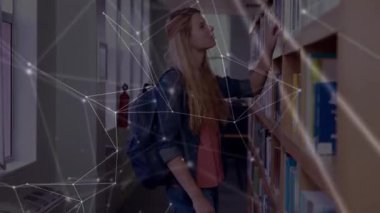 Ergen öğrenci kütüphane raflarını tarıyor ve eğitim okumak için sarı kitabı çekiyor. Eğitim, öğrenim, okur yazarlık, eğitim, bilgi, araştırma, akademik