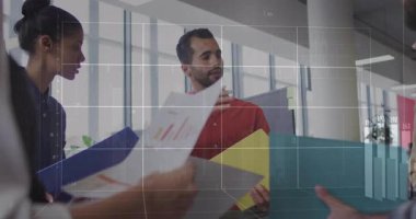 İşadamı kırmızı gömlekli jest çizelgesini çizerken, ızgara grafiklerde yükselen eğilimleri gösteriyor. İşbirliği, analitik, veri görselleştirme, takım çalışması, modern ofis, mesleki gelişim, sunum