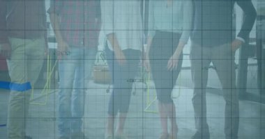 Ekip ızgara kaplamasının arkasından çıkarken kamera açığı arttırıyor. Renkli hatlar iş için yükseliyor. İşbirliği, veri görselleştirme, kurumsal, profesyonel, modern, takım çalışması, analitik