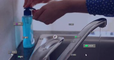 Kadın, sağlık dersi sırasında sabun pompasına basıyor ve musluğun altında sabunlu elleri ovuyor. Hijyen, temizlik, hijyen, sağlık, evcil, günlük, titiz.