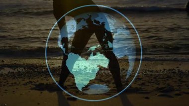 Küresel senkronizasyon hareketini yaparken vücut geliştiren bir adam ortaya çıkıyor. Fitness, esneme, sağIık, deniz, siluet, hareket, uyum