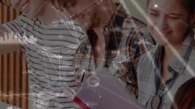 Steteskoplu sağlık ekibi kırmızı klasörle çalışıyor. Yüzlerin etrafını çevreleyen ağı gösteriyor. İşbirliği, takım çalışması, yenilik, veri, analitik, modern, profesyonel