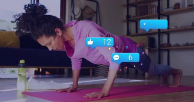 Bir kadın şınav yoluyla nişan ölçümleri ve fitness büyümesi için kobra esnemesi tutuyor. Fitness, egzersiz, aktif, sağlık, kararlılık, spor salonu, motivasyon