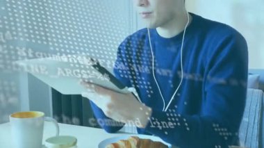 Programcı tableti eğip kod üzerine tıklıyor ve dünya haritası grafikleri okuma kodu olarak görünüyor. Teknoloji, çalışma alanı, konsantrasyon, yenilik, dijital, modern, ev ofisi