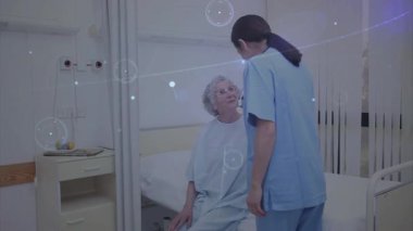 Hemşire elini hastanın omzuna koyuyor, ayakta duruyor, holografik veriler iyileşme sürecini gösteriyor. Bakıcı, rehabilitasyon, destek, sağlık, sağlık, yardım, iyileştirme