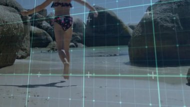 Çıplak ayaklı kız, kumda ağırlık değiştiriyor ve seyahat keşfi için sığ gel-git havuzuna doğru koşuyor. Macera, özgürlük, çocukluk, doğa, açık hava, canlılık, keşif