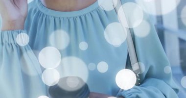 Bir kadın kahve fincanını kapıyor ve akıllı telefonu kaldırıyor koridorda iş görüşmesi yapıyor. Gündelik, profesyonel, modern, kentsel, yaşam tarzı, iletişim, moda