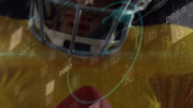 Kırmızı futbolu yakalayan futbolcu, kamera yüz maskesine doğru yükselirken teknolojik örtüşmeler başlatıyor. Sporcu, dijital, fütüristik, spor, hareket, teknoloji, yenilik