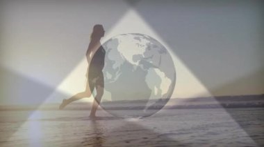 Fitness modeli siluet gündoğumu kumsalında yürüyor, soluk teknoloji küresi, titreşimli ışınlar, damlacıklar. Siluet, sükunet, yenilik, minimalizm, keşif, dinginlik, bağlantı