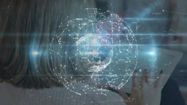 Yetişkin adam elinde parlayan tablet tutuyor ve veri görselleştirmesi için holografik dünya yaratıyor. Gelecek, teknoloji, yenilik, dijital, soyut, ağ, bağlantı