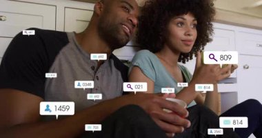 Kadın ve erkek ellerinde fincanlarla mutfağa giriyorlar. Sosyal ikonlar, yaklaşan adamın etrafında beliriyorlar. Çift, sıcaklık, samimiyet, gündelik, rahatlama, modern, dijital