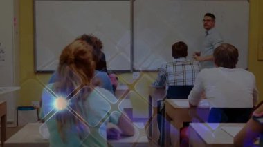 Öğretmenler beyaz tahtaya yazı yazarken, öğrenciler not alırken kare animasyonlarının eğitimi göstermesine neden oluyor. Eğitim, öğrenim, sınıf, eğitim, öğretim, öğretim, öğretim, eğitim