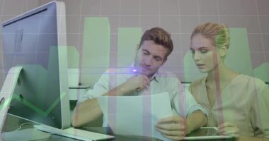 İş arkadaşları bar ve hat çizelgelerine neden olan verileri yorumlayan monitörleri açıkladılar. Analizler, takım çalışması, teknoloji, üretkenlik, profesyonellik, veri görselleştirme, yenilik