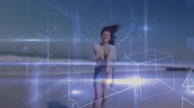 Sahile giden kişi, formda kalmak için koşarken kollarını kaldırıp holografik küp ve ızgaraları çalıştırıyor. Fütüristik, sağlıklı, açık hava, dinamik, canlı, teknoloji, boş zaman