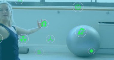 Yogi stüdyoya giriyor ve kollarını uzatıyor. Omurga bükülmesi sırasında sağlık için sürüklenen yeşil simgeler gibi. Fitness, meditasyon, sağlık, denge, esneme, duruş, sükunet