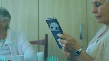 Kıdemli kadın tablet tıklamayı kaldırıyor, ev servis simgelerini seçerken dalga boyu animasyon yapıyor. Teknoloji, yaşam tarzı, minimalizm, bağlantı, sağlık, dijital, yaşlılar