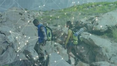 Sırt çantalı yürüyüşçüler ağ örtüsüyle kayalık yamaçlarda gezinip AR 'ı gösteriyorlar. Macera, keşif, vahşi doğa, açık hava, teknoloji, yenilik, takım çalışması