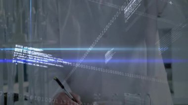 Kıdemli bilim adamı araştırma için test tüpü üzerinde çalışırken panoya dokunuyor. Araştırma, yenilik, deney, analiz, kesinlik, teknoloji, keşif