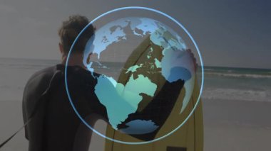 Sörfçü, sörf tahtasının kabzasını kıyı şeridine yerleştirirken dünyayı geziyor ve sörf yolculuğunu gösteriyor. Macera, keşif, küresel, bağlantı, okyanus, kıyı, keşif