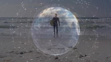 Sahile çıkan sörfçü, ufukları tarıyor ve teknoloji alanının altındaki koşulları kontrol ediyor. Macera, keşif, teknoloji, yenilik, esneklik, kıyı, açık hava