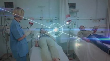 Serum panosunu inceleyen hemşire, serum monitörlerini ve hastaları haritalayan sağlık hologramı ağını başlatıyor. Sağlık, teknoloji, sağlık, teletıp, dijital, fütürist, analiz