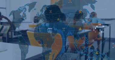 Dünya haritası, sürücü verilerinde soluklaşıyor öğrencileri yazmaya motive ediyor ve sınıfta el kaldırıyor. Eğitim, teknoloji, etkileşimli, işbirliği, yenilik, gençlik, öğrenme